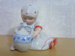 画像1: 【再入荷】    ハンガリー　　ジョルナイ陶器の人形　　甕を持つ女の子　Ｂ