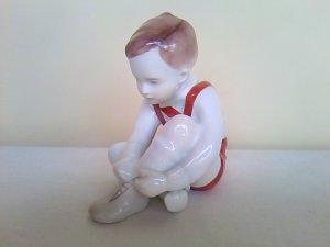 画像1: ハンガリー　　AQUINCUM  陶器の人形　　靴ひもを結ぶ男の子
