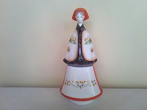 画像1: ハンガリー　　AQUINCUM  陶器の人形　　民族衣装を着た女性