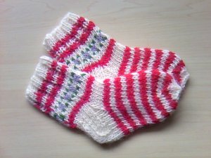 画像1: エストニア　　おばあちゃんの編んだ靴下　　子供用  　チェリー×ホワイト　　13.0ｃｍ