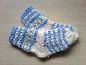 画像1: エストニア　　おばあちゃんの編んだ靴下　　子供用  　スカイブルー×ホワイト　　　13.0ｃｍ