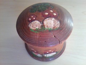 画像1: ドイツ　　小さな丸い木の箱　　　きのこ柄