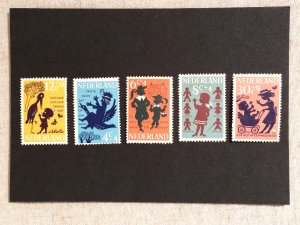 画像1: オランダ　　切手　　児童福祉　　5枚1セット　　未使用　　1963年