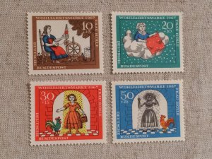 画像1: ドイツ　　切手（未使用）　　ホレおばさん　　　　4枚セット　　　1967年　