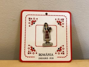 画像1: ルーマニア　ピンバッジ  民族衣装の女性　　A