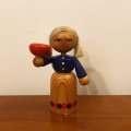 東ドイツ　木の人形　　キャンドルスタンドを持つ女の子　