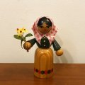 東ドイツ　木の人形　花を持つほっかむりの女の子　