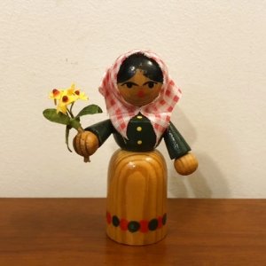 画像1: 東ドイツ　木の人形　花を持つほっかむりの女の子　