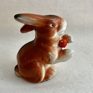画像1: ドイツ　　陶器の人形　ニンジンを持っているウサギ
