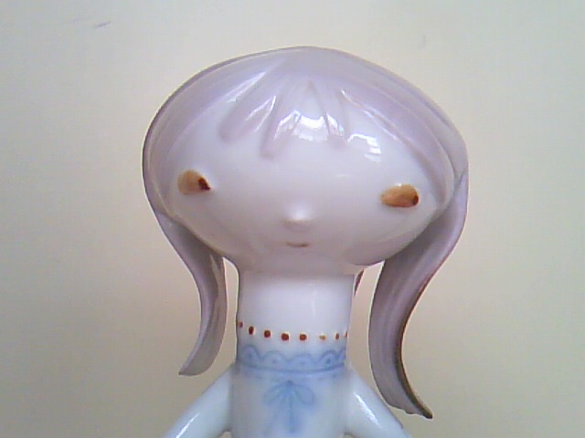 ハンガリー AQUINCUM 陶器の人形 器を持った女の子 - 東欧雑貨店 obchod オプホット