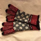 画像: エストニア　おばあちゃんが編んだ手袋 ５本指タイプ　赤・黒・白 　