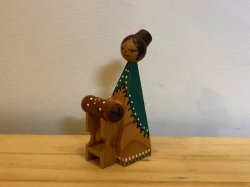 画像1: ドイツ　　木の人形　　織物をしている女性　グリーン