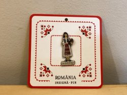 画像1: ルーマニア　ピンバッジ  民族衣装の女性　　A