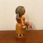 画像: 東ドイツ　木の人形　　赤い花を持つ女の子　