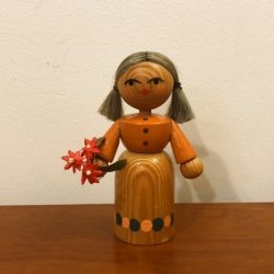 画像1: 東ドイツ　木の人形　　赤い花を持つ女の子　